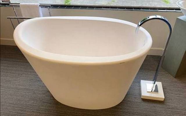 Acrylic Versus Fiberglass Tub - Which Should You Choose?