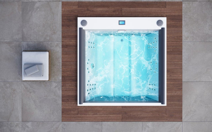 Downtown 2 Built-In Spa