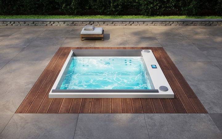 Downtown 2 Built-In Spa